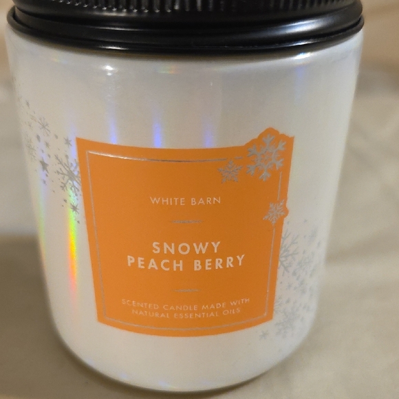 White Barn Snowy Peach Berry Candle - White Jar with Orange Label - Picture 1 of 4